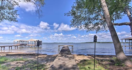 Luxe Lakehouse w/ Sunset Views on Lake Palestine!