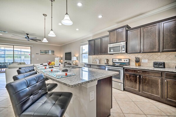 Private kitchen - Kissimmee Retreat With Private Pool & Spa (Kissimmee)