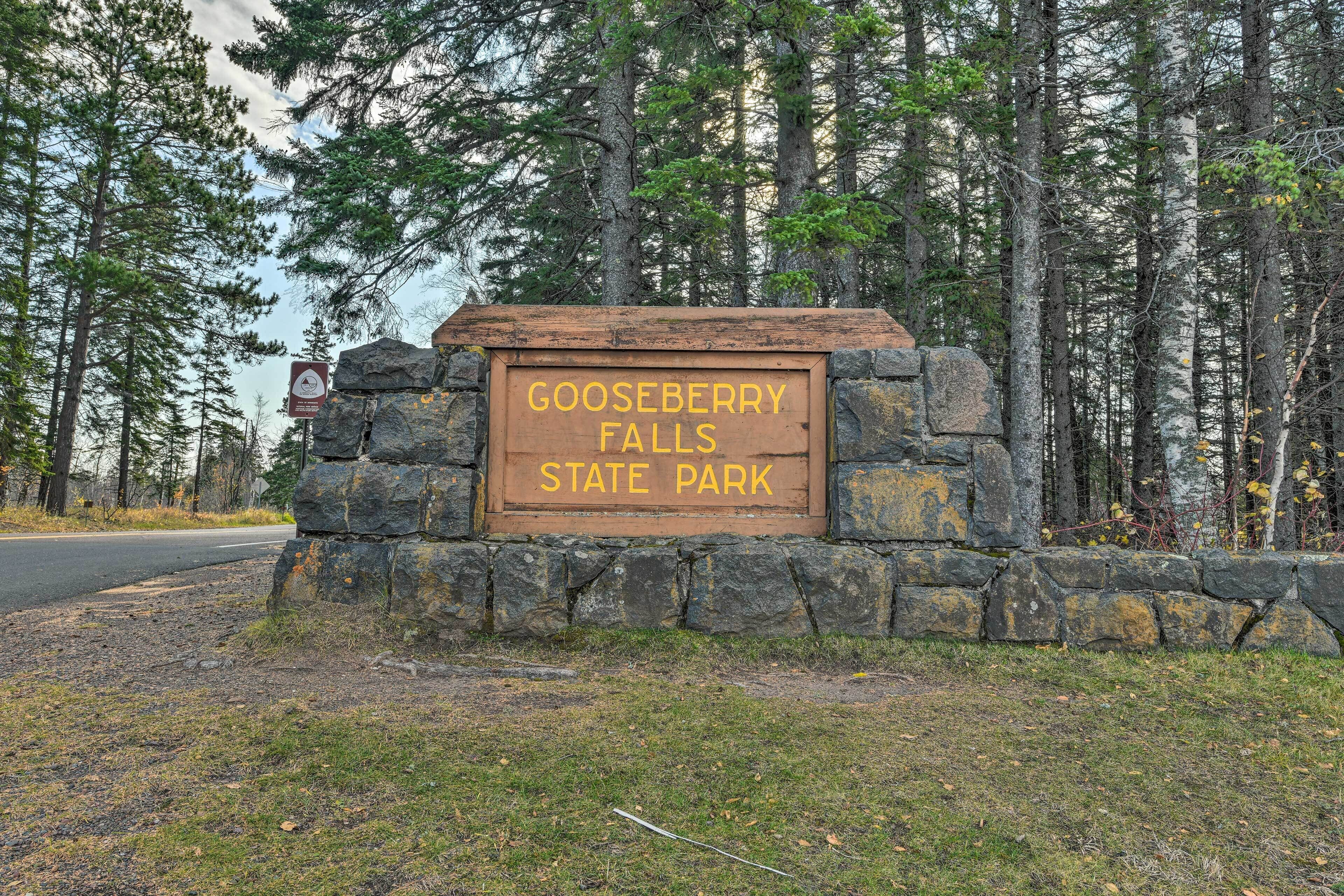 Un cartel de piedra con el texto "Gooseberry Falls State Park".