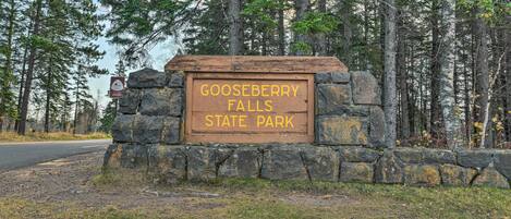 Un cartel de piedra con el texto "Gooseberry Falls State Park".