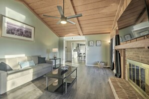 House (3 Bedrooms) | Interior - Stunning Greensboro Home w/ Deck & Pond View! (Greensboro)