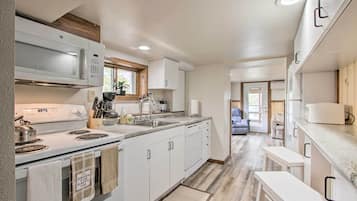Apartment (2 Bedrooms) | Private kitchen | Microwave, oven, stovetop, dishwasher
