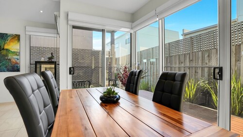 Surf Villa - Situated just down from Warrnambool's famous Thunder Point