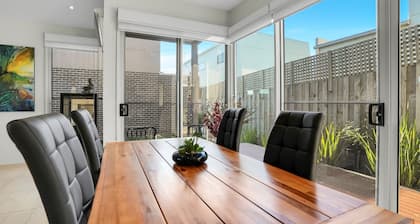 Surf Villa - Situated just down from Warrnambool's famous Thunder Point