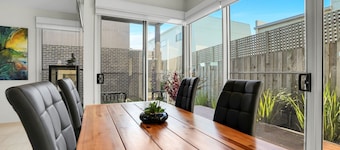 Surf Villa - Situated just down from Warrnambool's famous Thunder Point