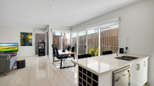 Surf Villa - Situated just down from Warrnambool's famous Thunder Point