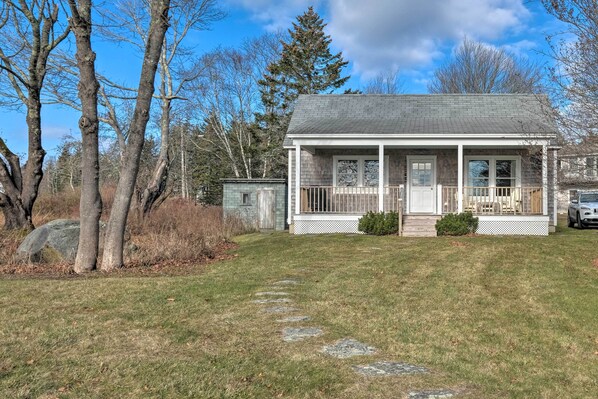 A single-story house with a porch, a front door, and a small front yard with a stone pathway. - Pauls Cottage in Tenants Harbor, 1 Min to Shore (Tenants Harbor)