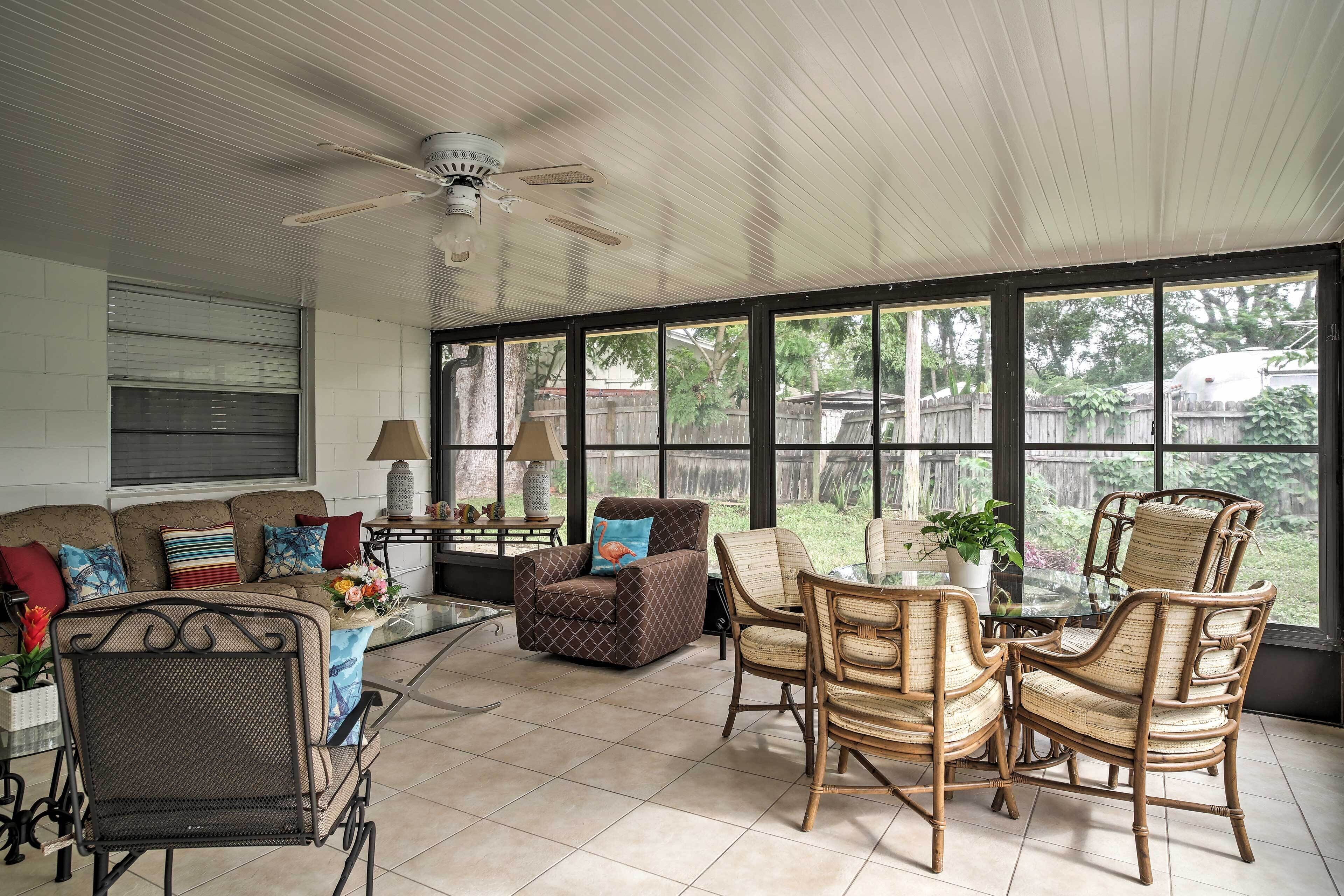 บ้านพัก (4 Bedrooms) | บริเวณนั่งเล่น | ทีวี