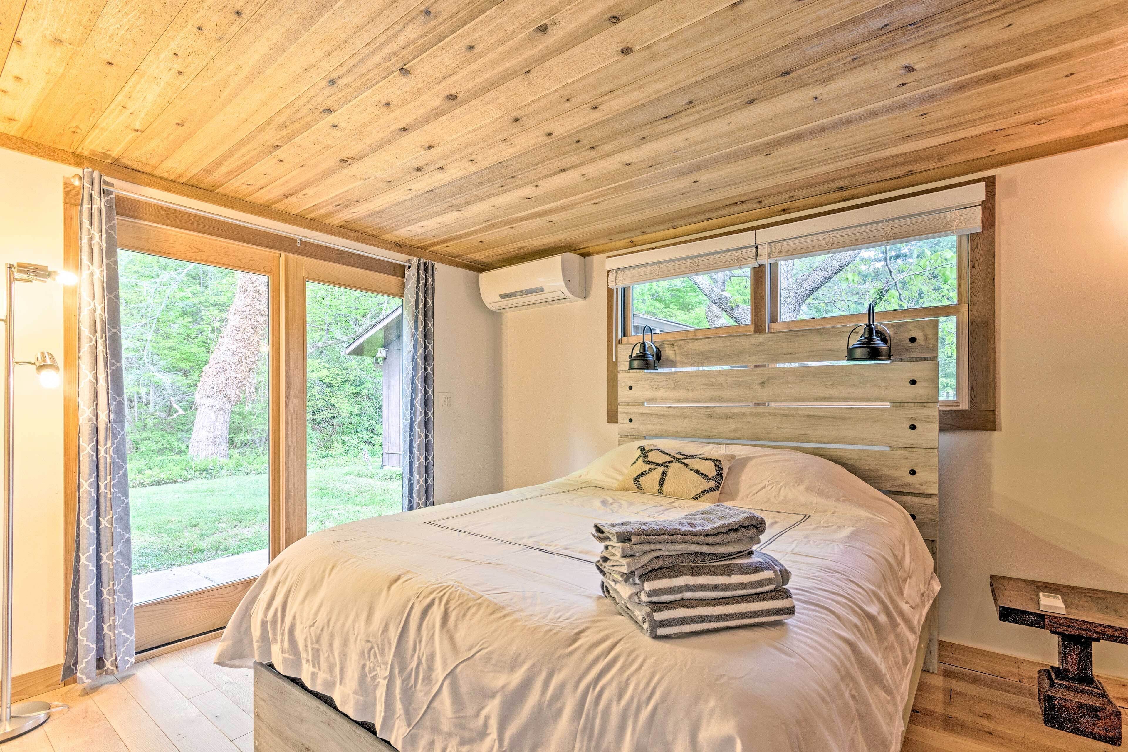 Custom Creekside Cabin 15 Mi From Asheville!