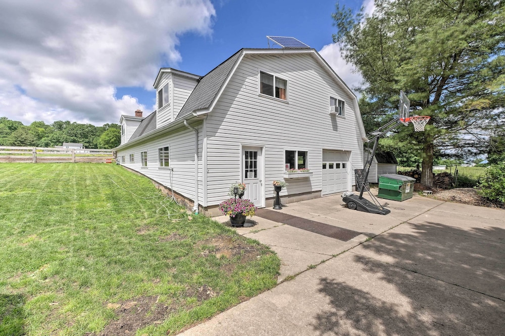 Loft Unplugged w/ Outdoor Space in Amish Country!