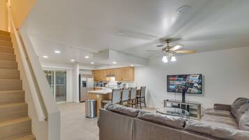 Apartment (3 Bedrooms) | Living area | TV