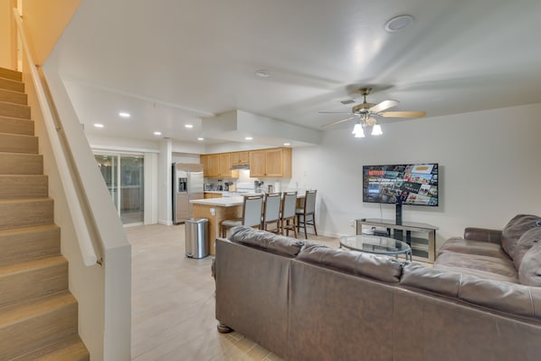 Appartement (3 Bedrooms) | Coin séjour | Télévision