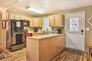 Apartment (2 Bedrooms) | Private kitchen | Microwave, oven, stovetop, dishwasher - Pet-friendly Condo: Walk to Beech Mtn Resort! (Banner Elk)