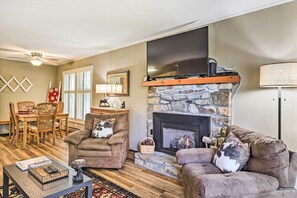 TV, fireplace, iPod dock, books - Pet-friendly Condo: Walk to Beech Mtn Resort! (Banner Elk)