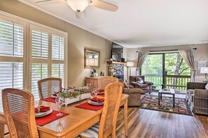 电视、壁炉、iPod 基座、书