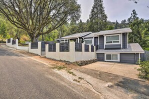 Interior - < 3 Mi to Dtwn: Placerville Home w/ Outdoor Oasis (Placerville)