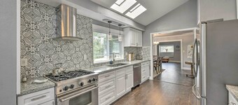 Pet-friendly House w/ Deck < 3 Mi to Dtwn!