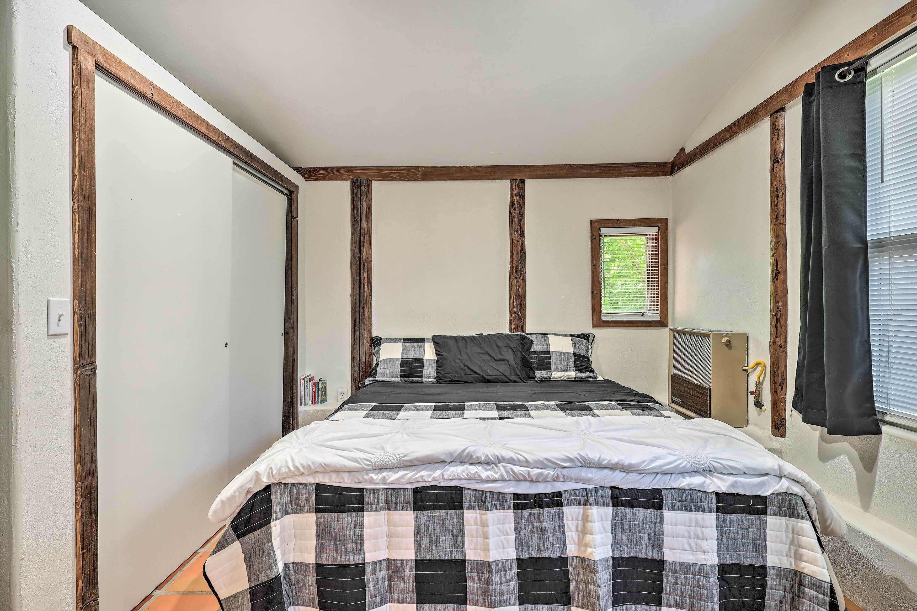 Traditional Adobe Bungalow < 2 Mi to Downtown