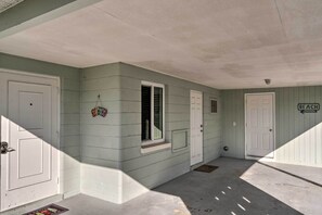 House (2 Bedrooms) | Interior - Venice Home w/ Fire Pit & Grill: 2 Mi to Beach! (Venice)