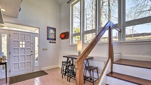 Una scala con ringhiera in legno che porta a un pianerottolo.