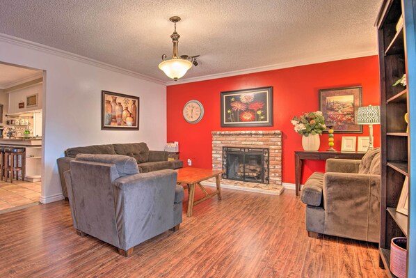 Interior - Arcadia Home w/ Sunroom & Deck in Central Location (Arcadia)