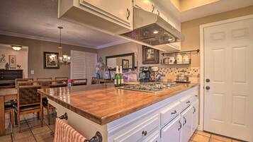 House (3 Bedrooms) | Private kitchen | Paper towels