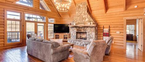 House (4 Bedrooms) | Living area