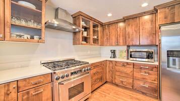 House (5 Bedrooms) | Interior