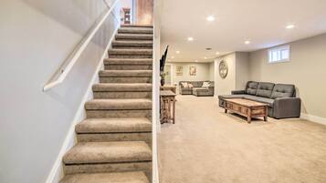 House (5 Bedrooms) | Interior