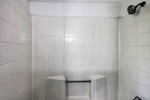 Shower - Comfy Bakersfield Townhome - Fire Pit & Patio (Bakersfield)