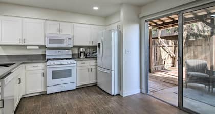 Comfy Bakersfield Townhome - Fire Pit & Patio