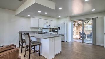 Apartment (3 Bedrooms) | Private kitchen | Microwave, oven, stovetop, dishwasher