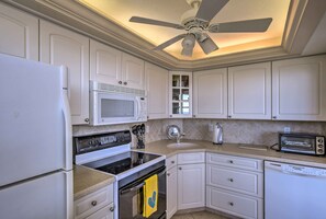 Interior - Sunny Getaway: Community Amenities, Walk to Beach! (Marco Island)