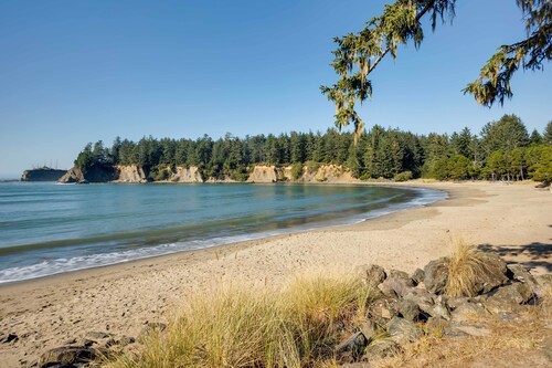 Fishermen's Paradise in Coos Bay: Walk to Beach!