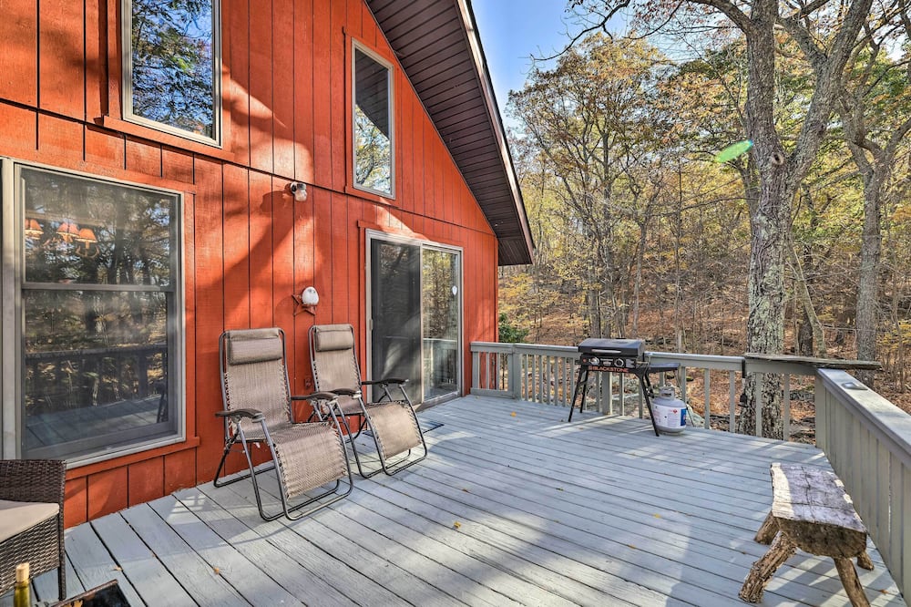 Secluded Cresco Cabin w/ Deck + Forest Views! - Skytop Lodge, PA