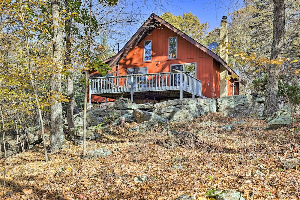 Poconos Cabin Escape w/ Elevated Forest Views