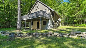 A cabin with a balcony, surrounded by trees. - Sleek Cabin w/ Deck, 8 Miles to Mount Snow & Hikes (Wilmington)