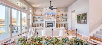 Lakefront Granbury Retreat w/ Patio & Fire Pit