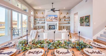 Lakefront Granbury Retreat w/ Patio & Fire Pit
