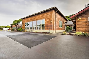 Apartment (2 Bedrooms) | Interior - Cozy Oregon Resort Condo - Steps to Lincoln Beach! (Lincoln City)