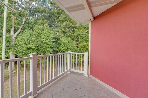 Sand Point Apartment w/ Proximity to Beaches!