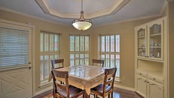 House (4 Bedrooms) | Interior