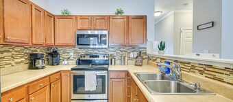 ทาวน์เฮาส์ Greensboro ที่มีเสน่ห์ พร้อมระเบียงด้านหลัง!