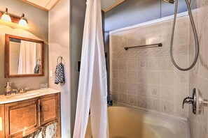 House (3 Bedrooms) | Bathroom - Private Hill Country House w/ Deck on 7 Acres! (Fredericksburg)