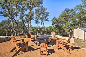 Outdoor dining - Private Hill Country House w/ Deck on 7 Acres! (Fredericksburg)