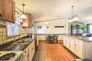 Casa (3 Bedrooms) | Cocina privada | Microondas, horno, parrilla de estufa y lavavajillas 