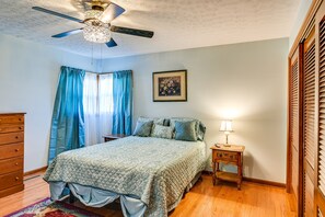 3 bedrooms, iron/ironing board, bed sheets - Downtown Paintsville Vacation Rental! (Paintsville)