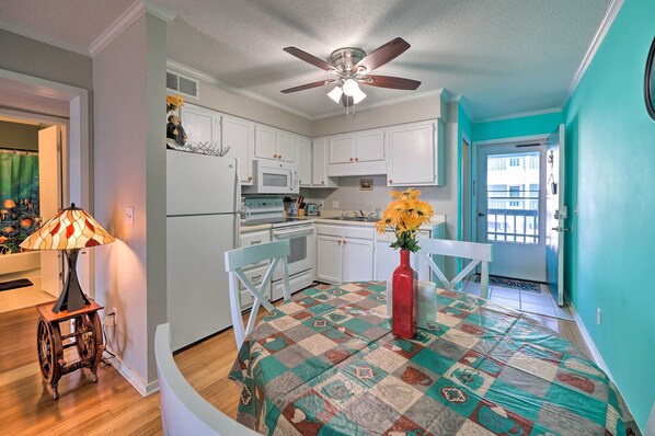 Apartment (2 Bedrooms) | Interior - Condo w/ Balcony & Pool: Walk to 2 Beach Accesses! (Carolina Beach)