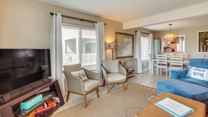 Apartment (1 Bedroom) | Front of property - Harbor Island Condo With Deck - Steps to Beach! (Harbor Island)