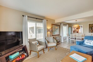 Apartment (1 Bedroom) | Front of property - Harbor Island Condo With Deck - Steps to Beach! (Harbor Island)